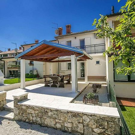 Charming Beachfront Holiday Home In Porec Luaran gambar