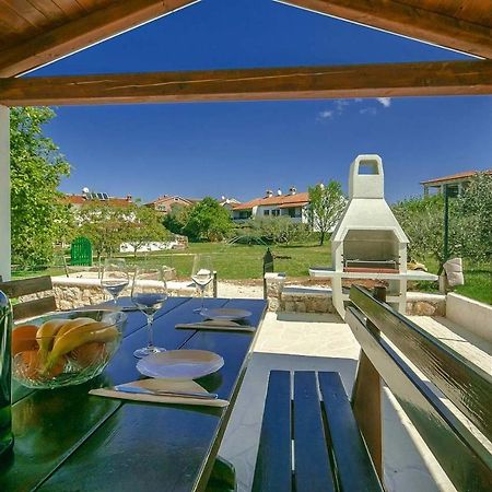 Charming Beachfront Holiday Home In Porec Luaran gambar