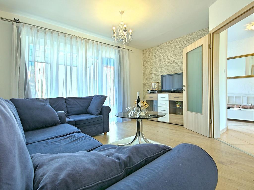 Charming Beachfront Holiday Home In Porec Luaran gambar