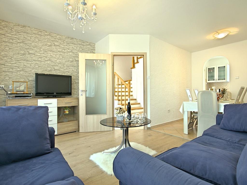 Charming Beachfront Holiday Home In Porec Luaran gambar