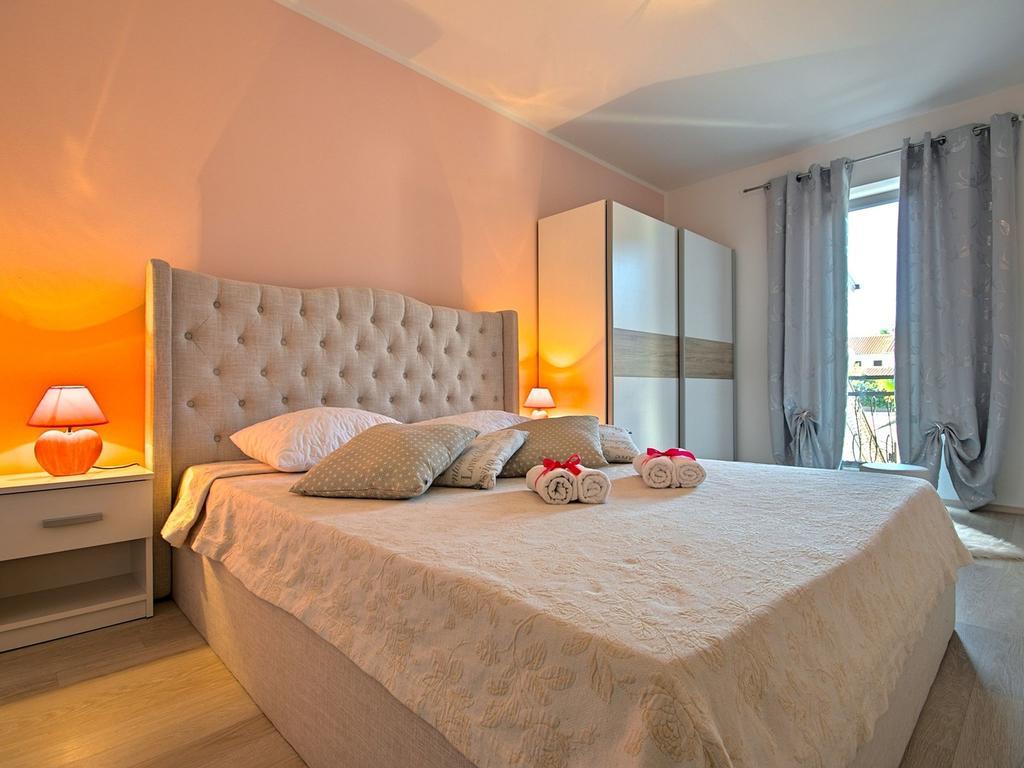 Charming Beachfront Holiday Home In Porec Luaran gambar