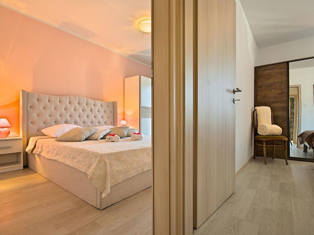 Charming Beachfront Holiday Home In Porec Luaran gambar