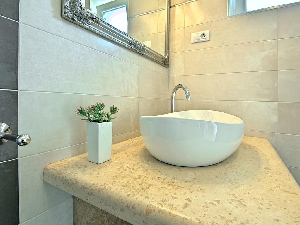 Charming Beachfront Holiday Home In Porec Luaran gambar