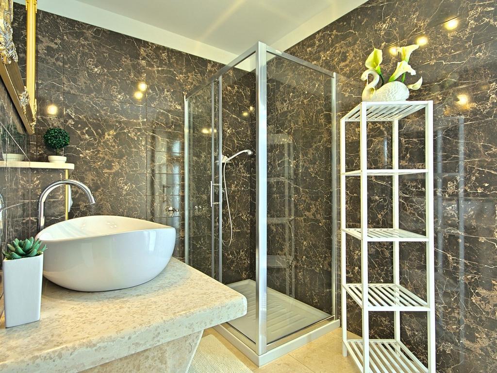 Charming Beachfront Holiday Home In Porec Luaran gambar