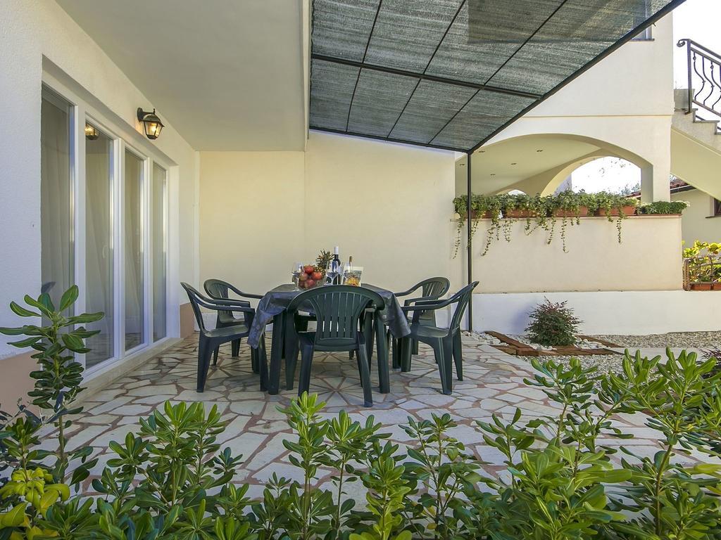 Charming Beachfront Holiday Home In Porec Luaran gambar