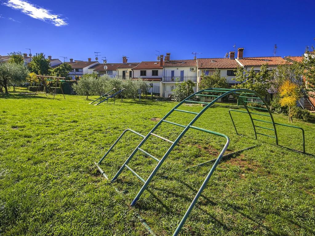 Charming Beachfront Holiday Home In Porec Luaran gambar