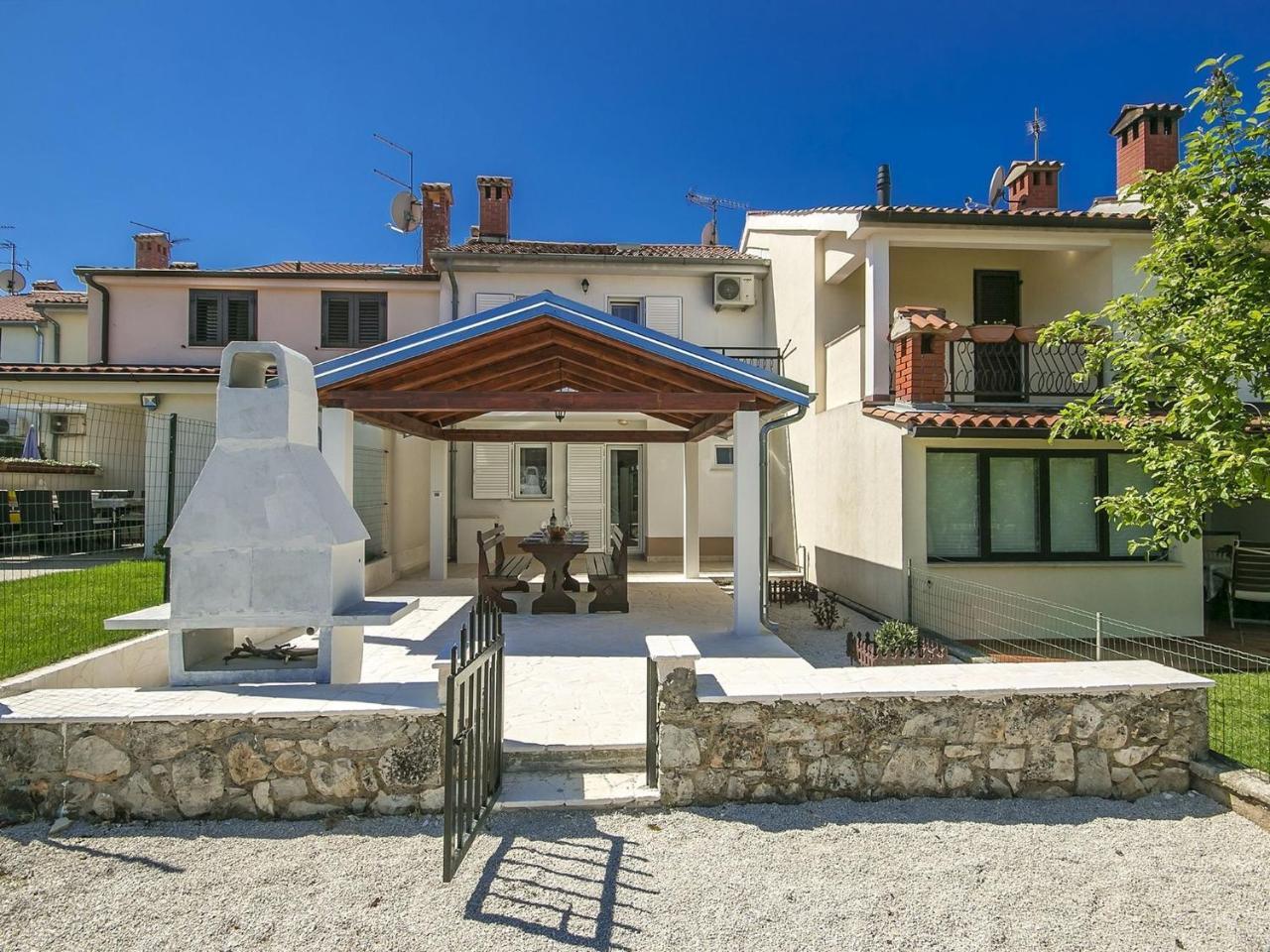 Charming Beachfront Holiday Home In Porec Luaran gambar