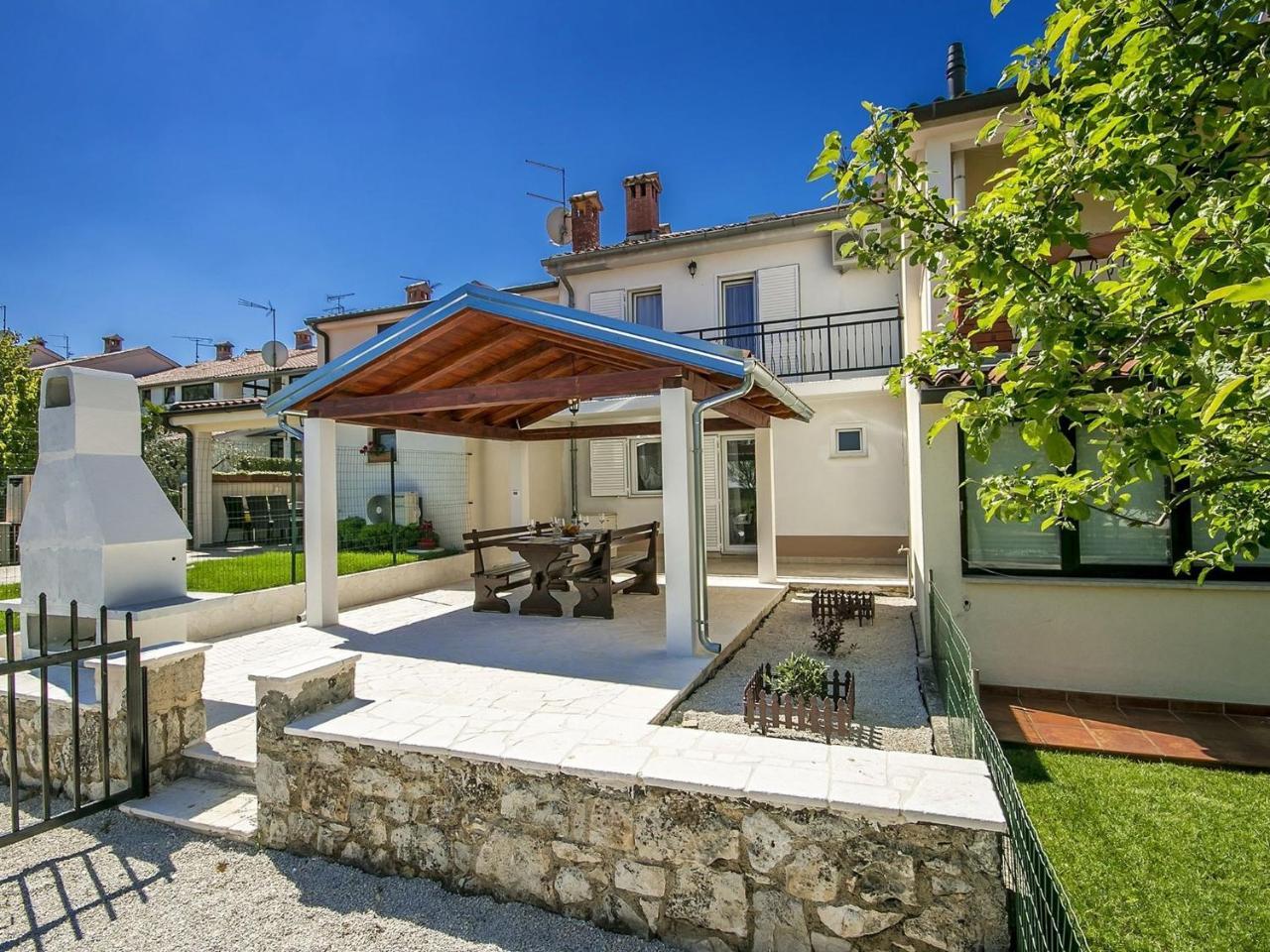 Charming Beachfront Holiday Home In Porec Luaran gambar