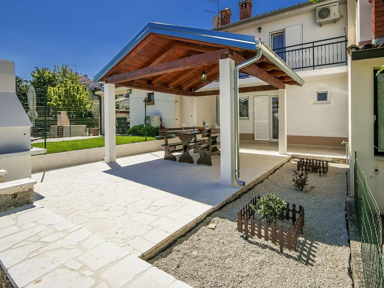 Charming Beachfront Holiday Home In Porec Luaran gambar
