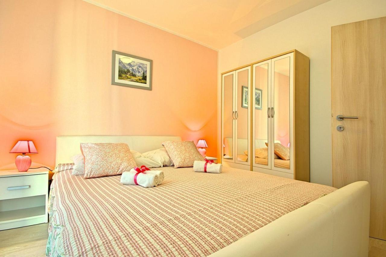 Charming Beachfront Holiday Home In Porec Luaran gambar