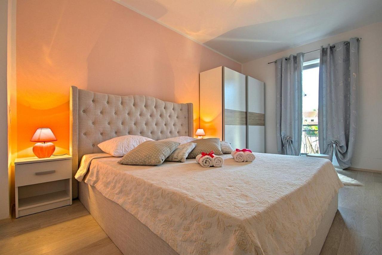 Charming Beachfront Holiday Home In Porec Luaran gambar