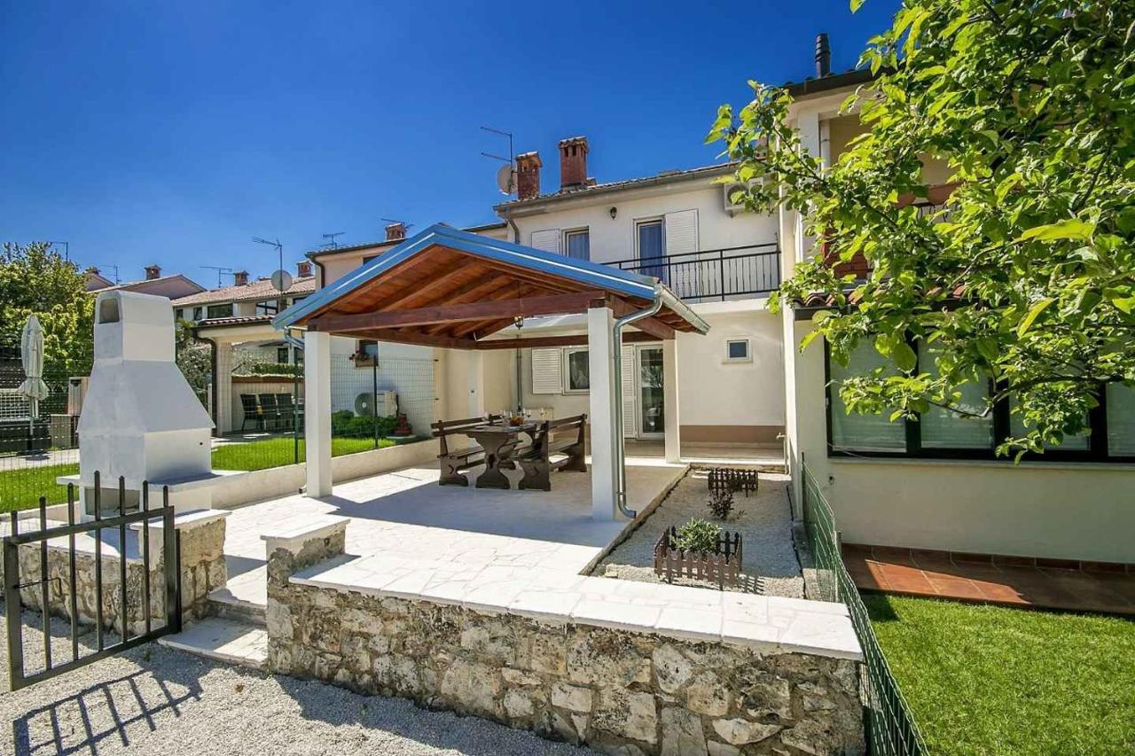 Charming Beachfront Holiday Home In Porec Luaran gambar