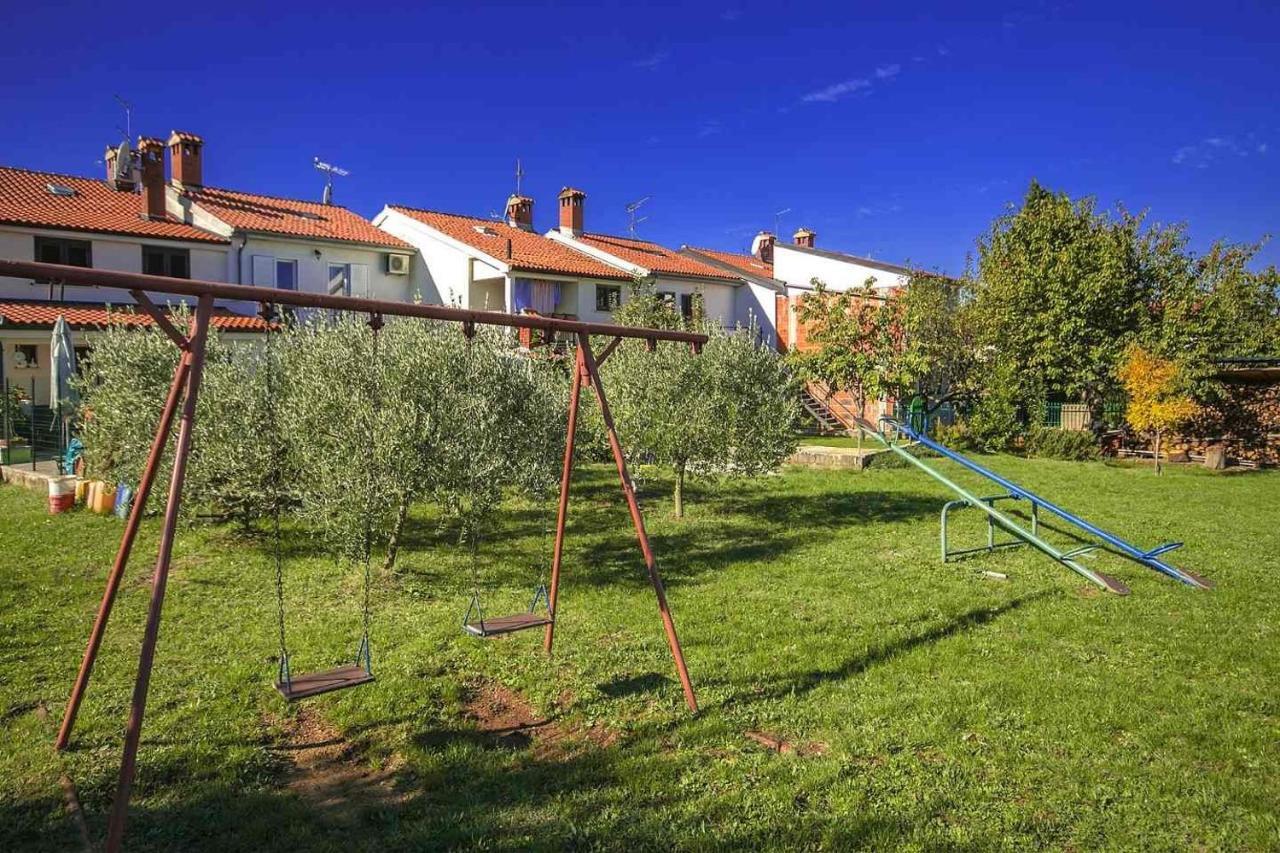 Charming Beachfront Holiday Home In Porec Luaran gambar