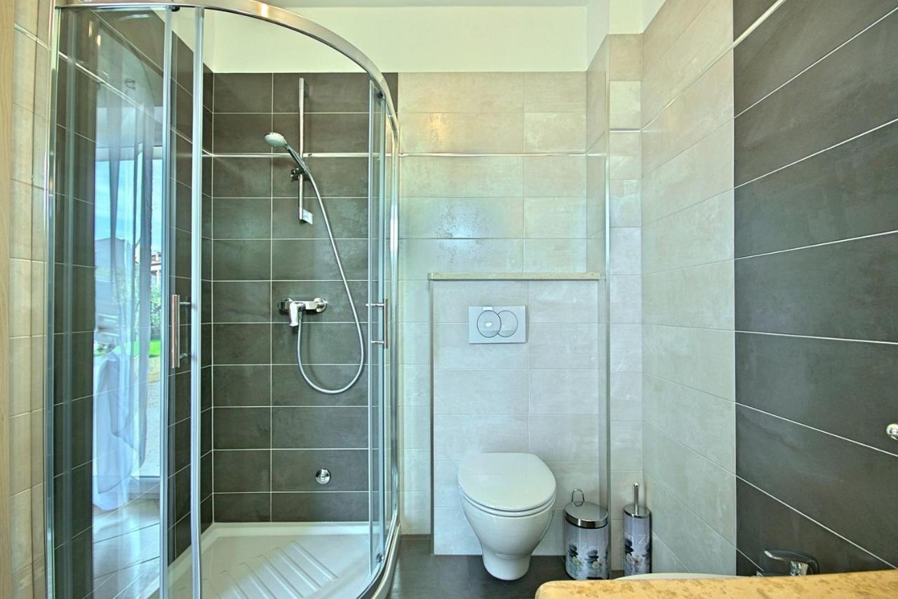 Charming Beachfront Holiday Home In Porec Luaran gambar