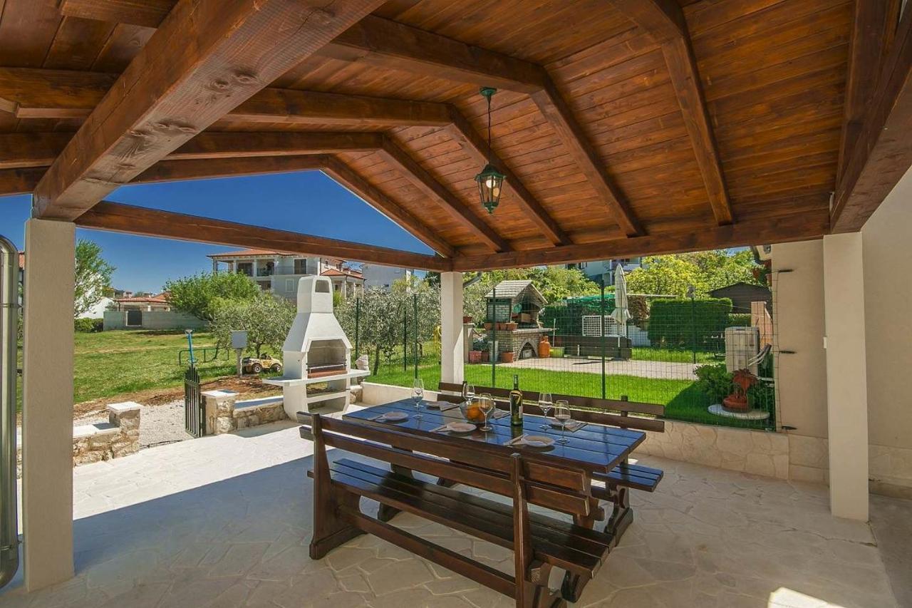Charming Beachfront Holiday Home In Porec Luaran gambar