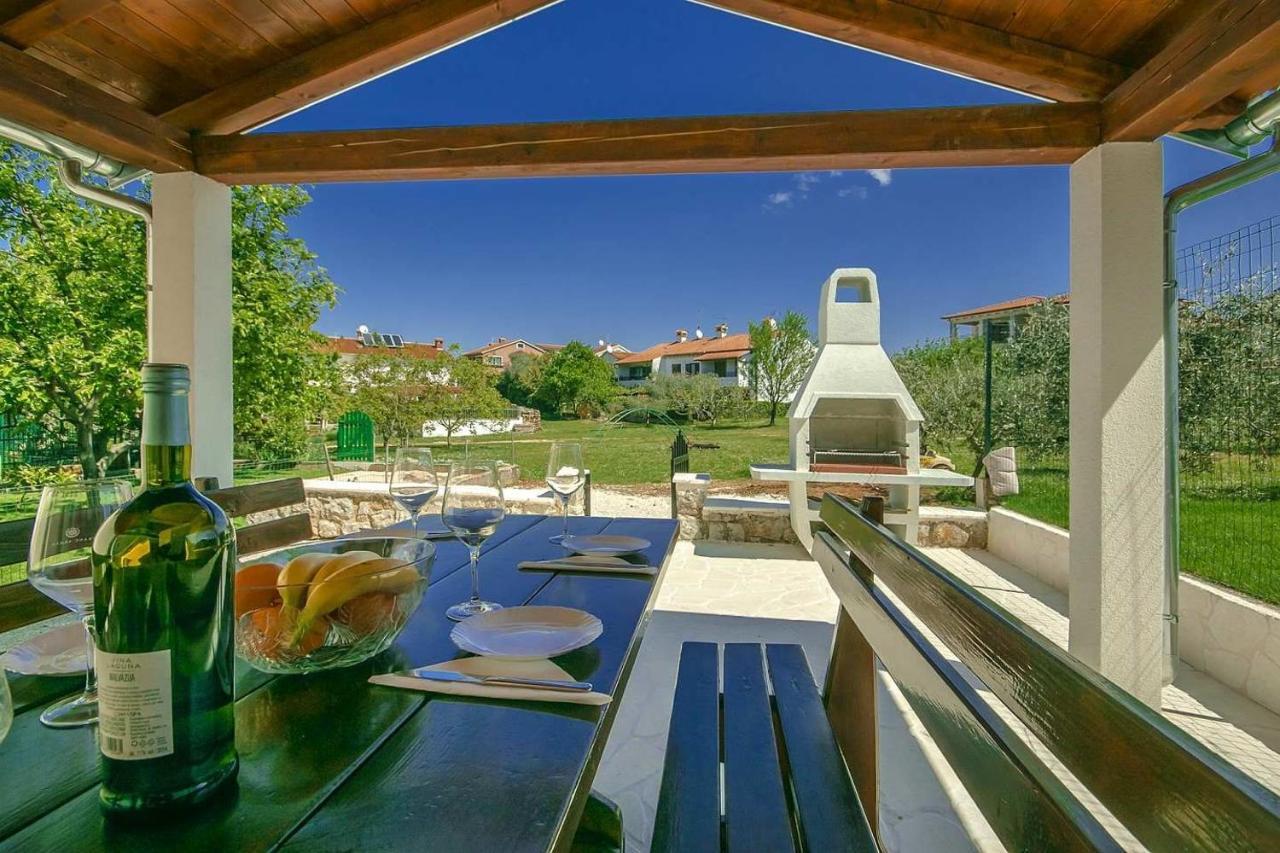 Charming Beachfront Holiday Home In Porec Luaran gambar