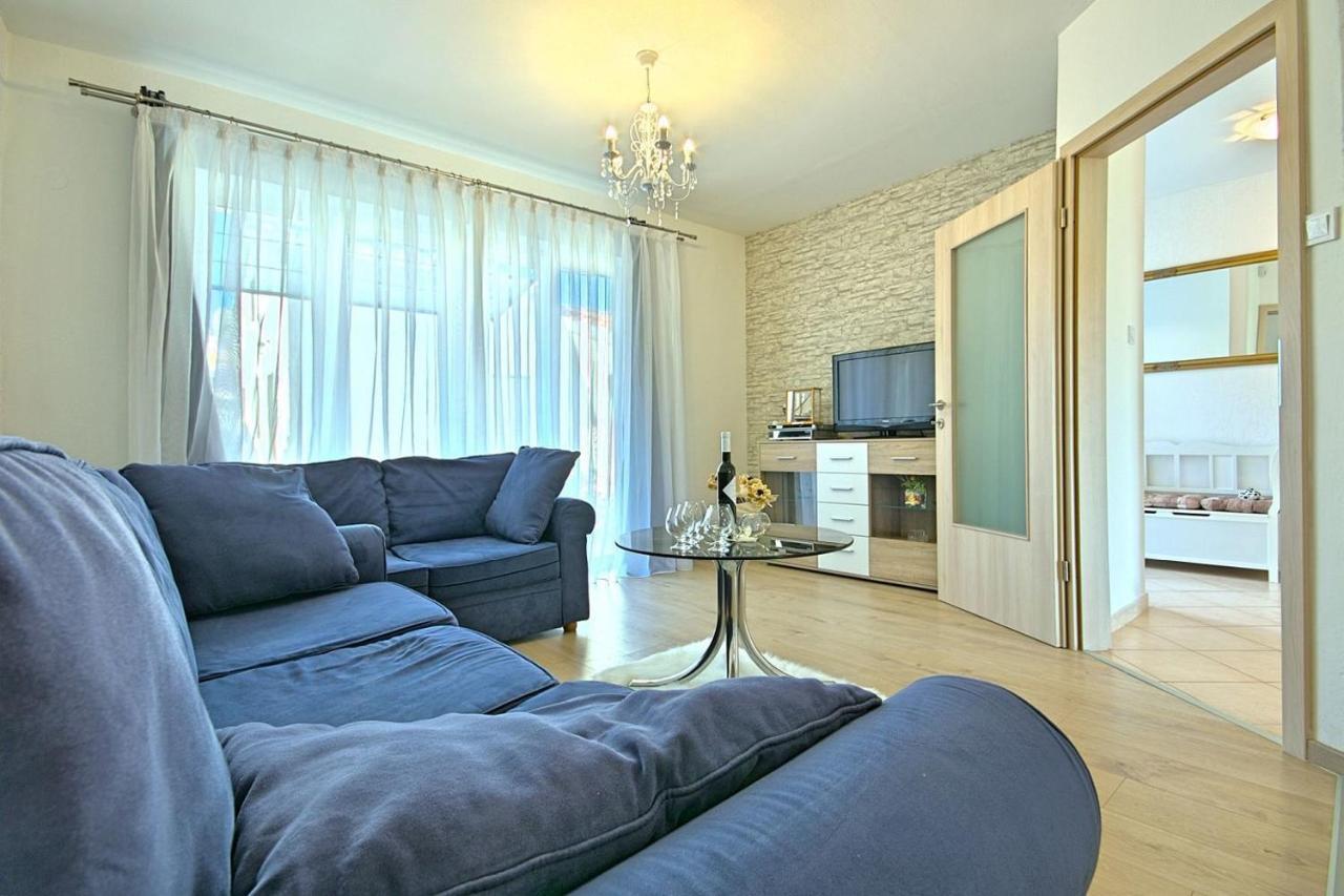 Charming Beachfront Holiday Home In Porec Luaran gambar