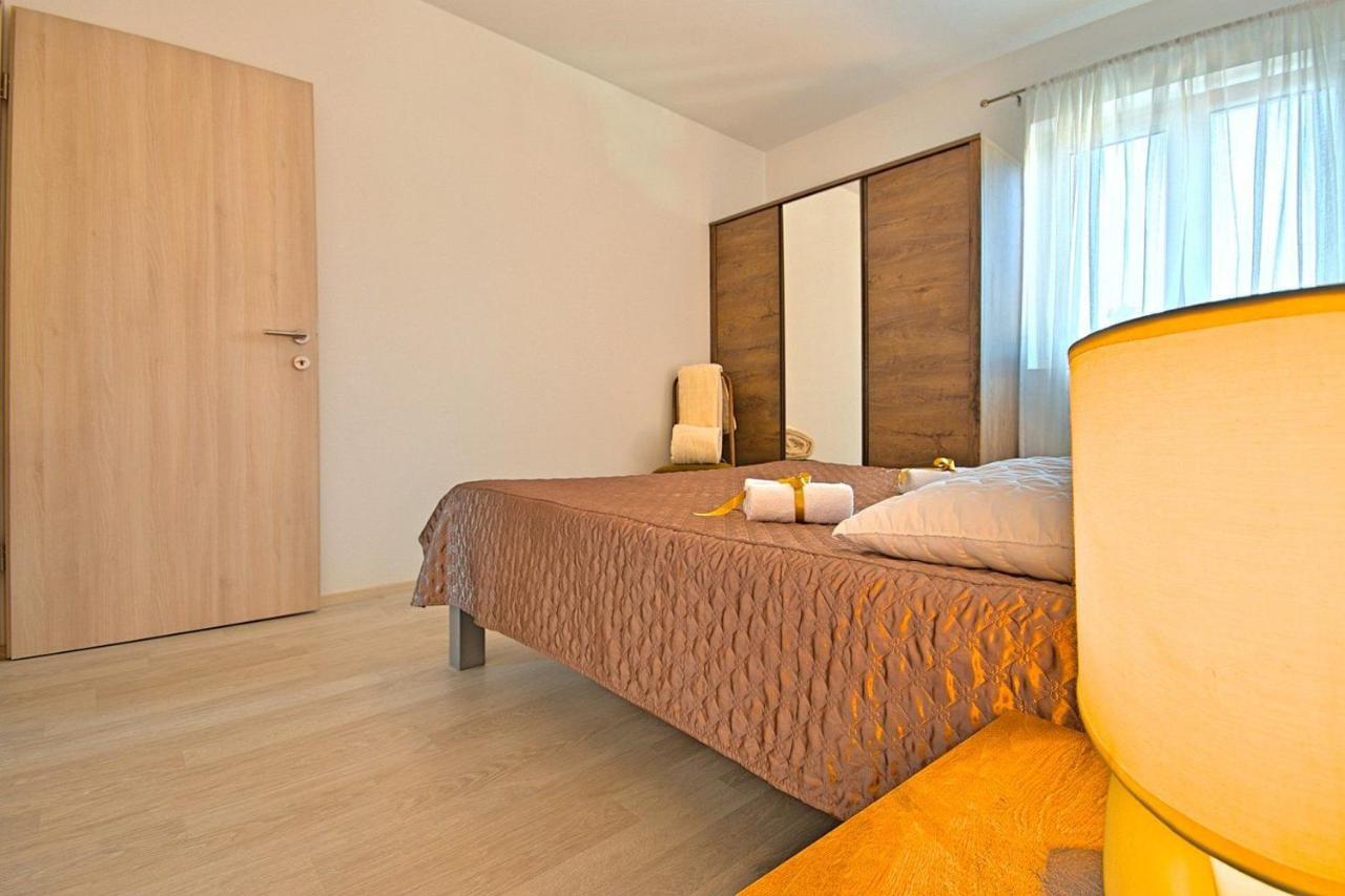 Charming Beachfront Holiday Home In Porec Luaran gambar