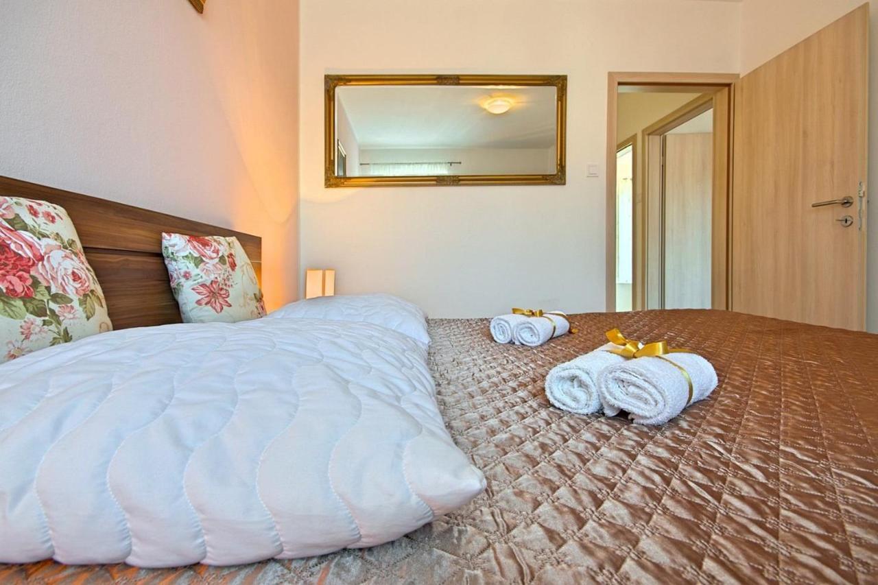 Charming Beachfront Holiday Home In Porec Luaran gambar