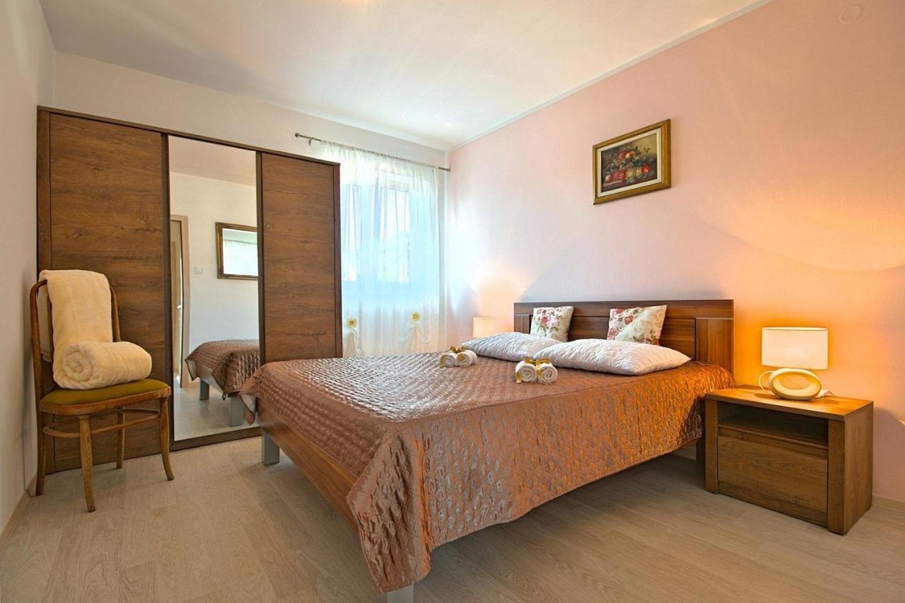 Charming Beachfront Holiday Home In Porec Luaran gambar