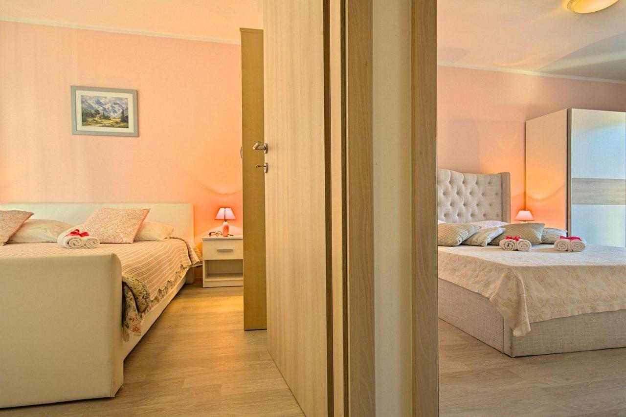 Charming Beachfront Holiday Home In Porec Luaran gambar