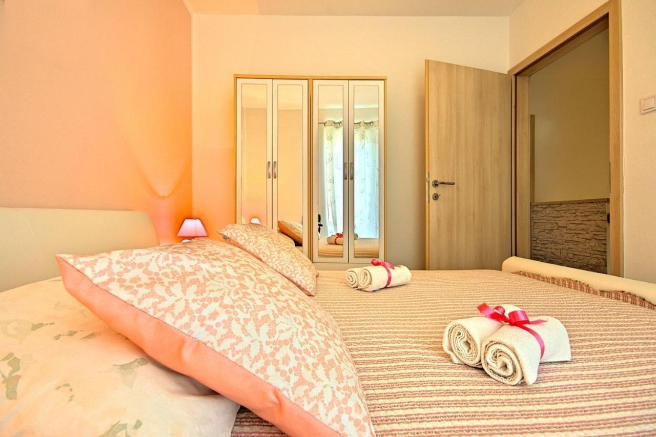 Charming Beachfront Holiday Home In Porec Luaran gambar