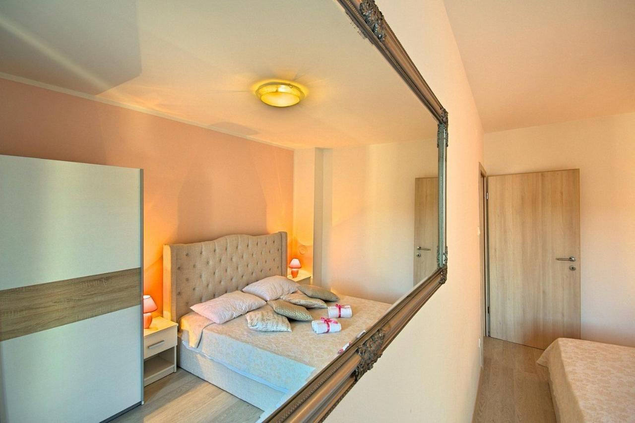 Charming Beachfront Holiday Home In Porec Luaran gambar