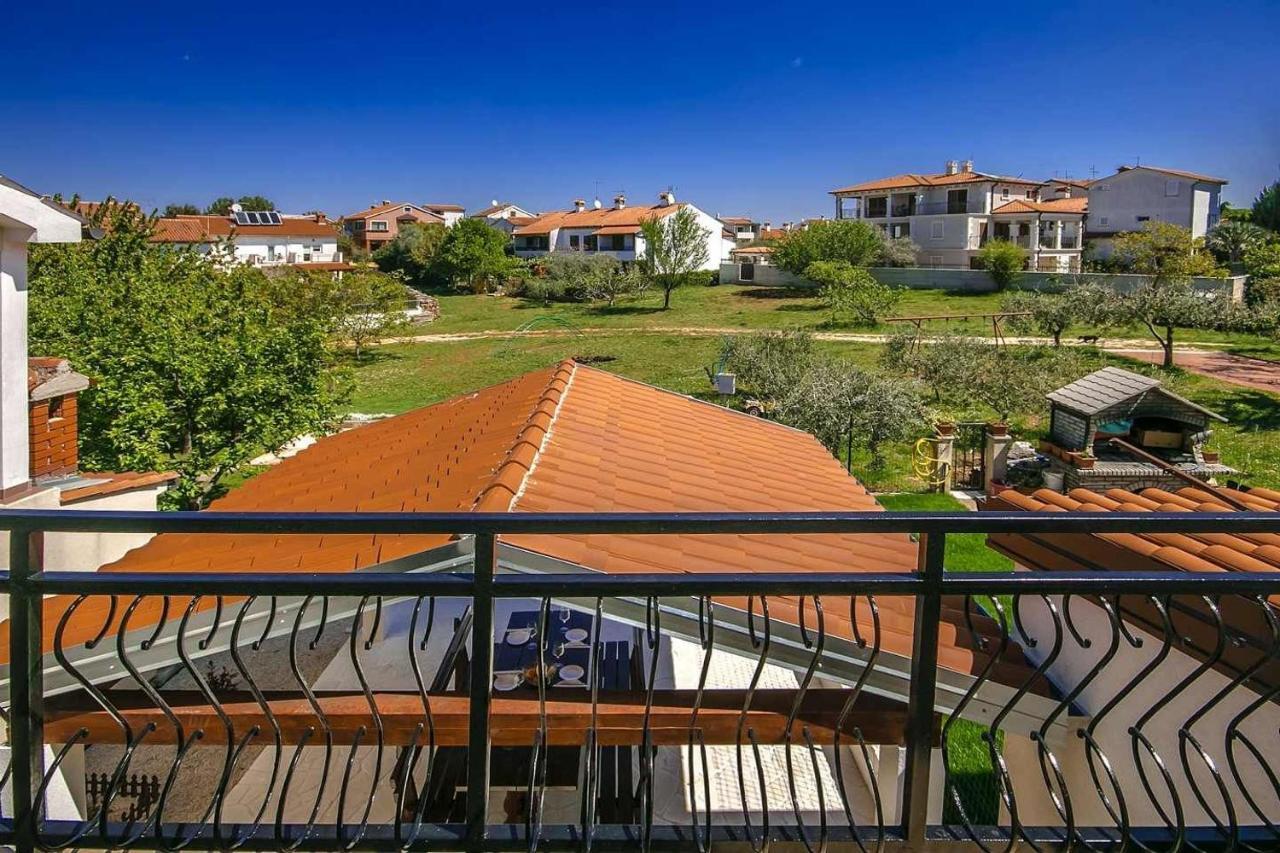 Charming Beachfront Holiday Home In Porec Luaran gambar