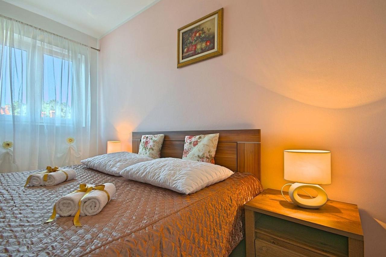 Charming Beachfront Holiday Home In Porec Luaran gambar