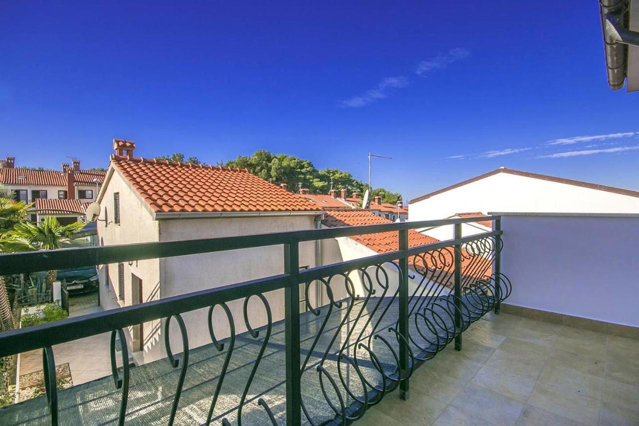 Charming Beachfront Holiday Home In Porec Luaran gambar
