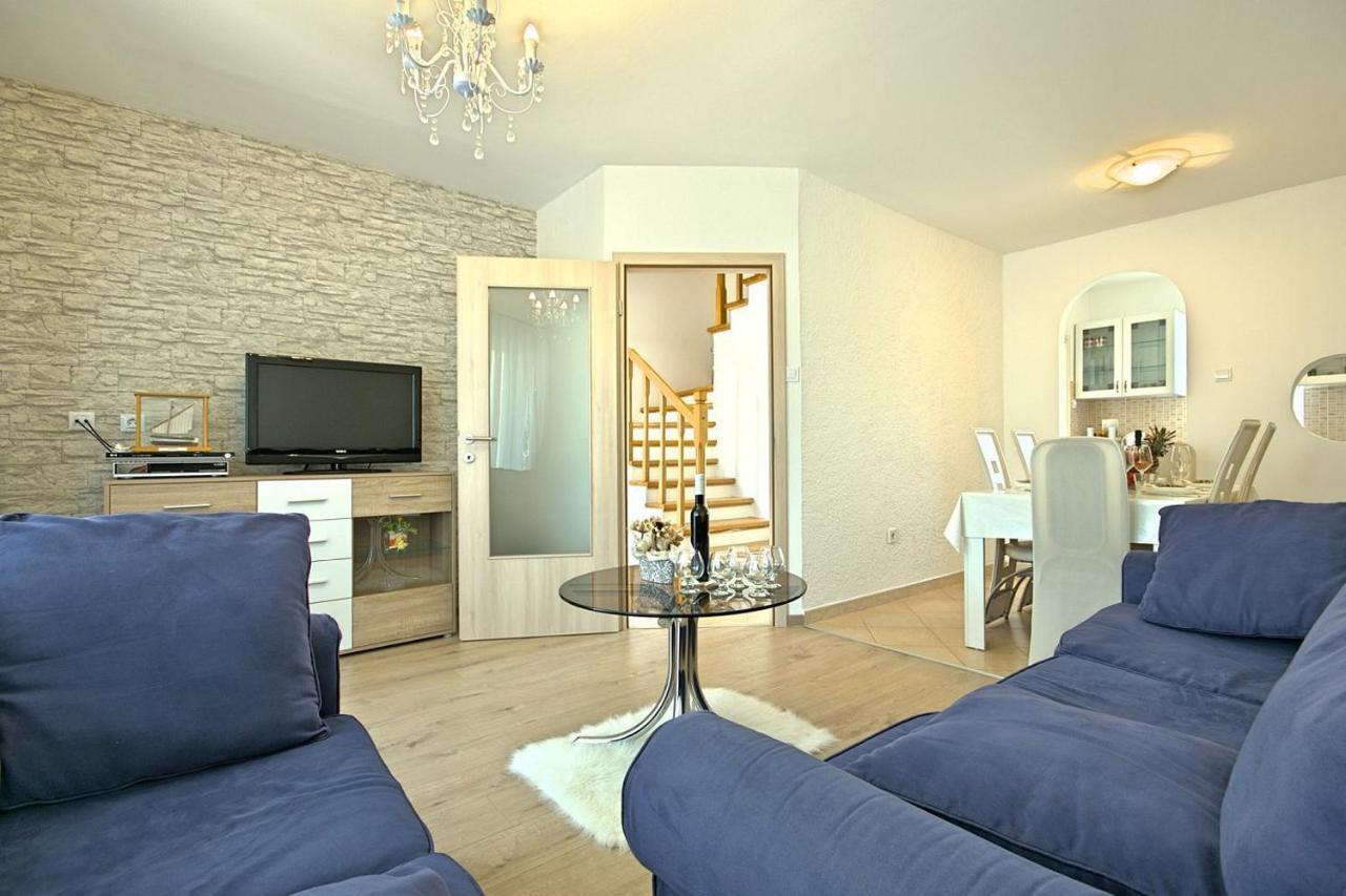 Charming Beachfront Holiday Home In Porec Luaran gambar
