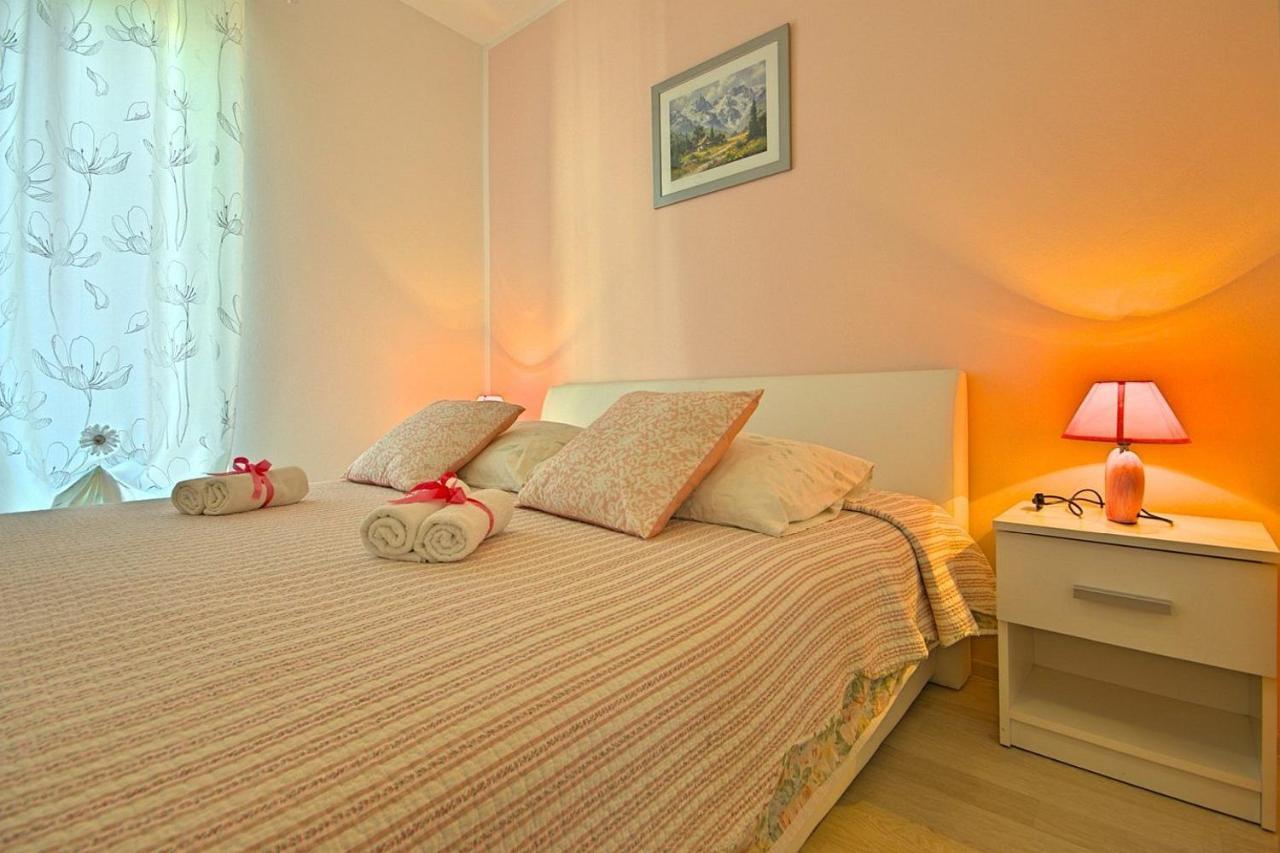 Charming Beachfront Holiday Home In Porec Luaran gambar