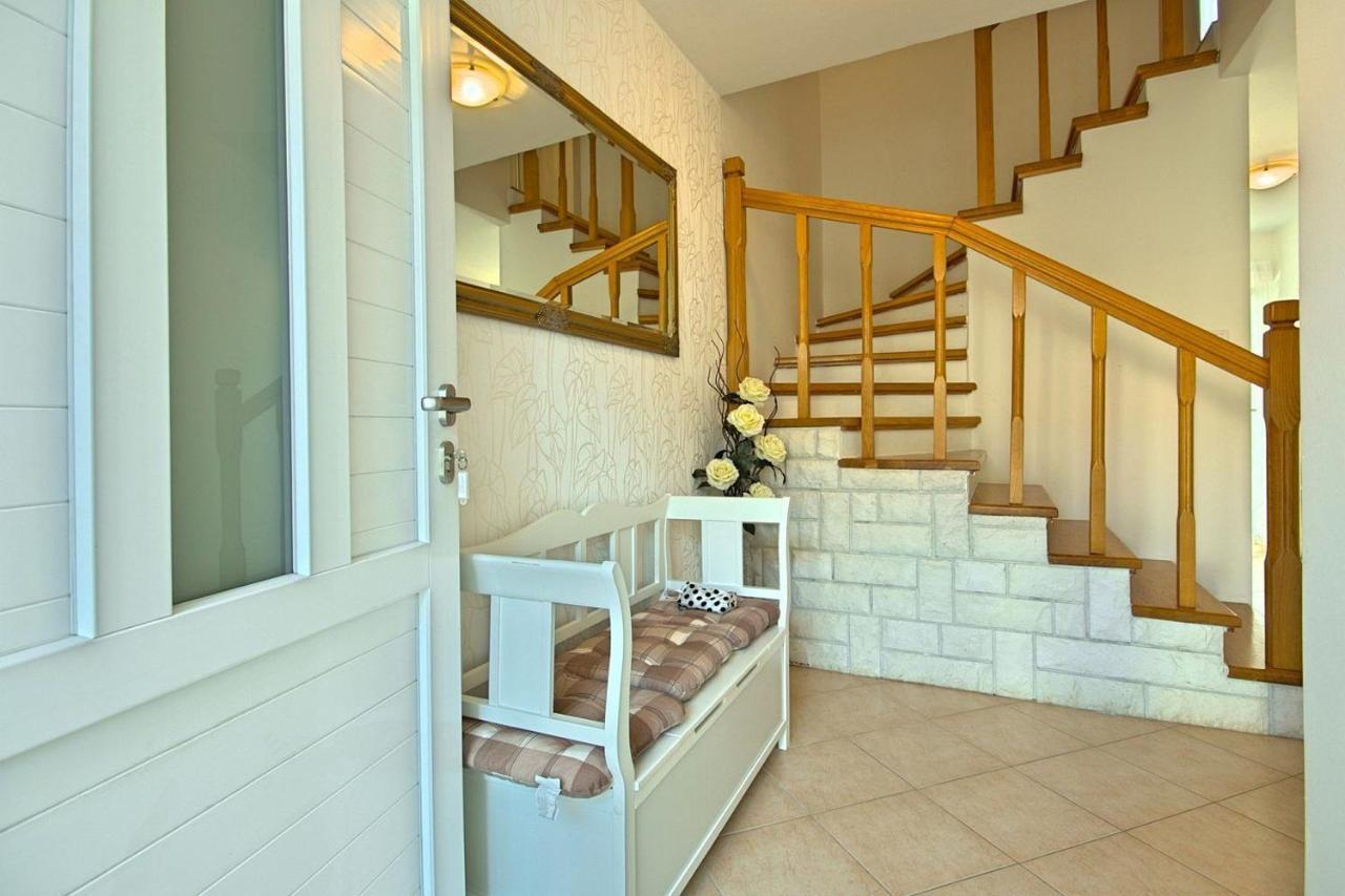 Charming Beachfront Holiday Home In Porec Luaran gambar